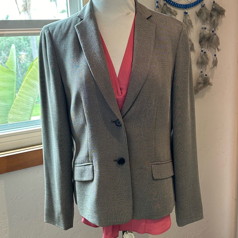 Alfani Blazer like new Petite, 10P. Classic and modern flattering silhouette!